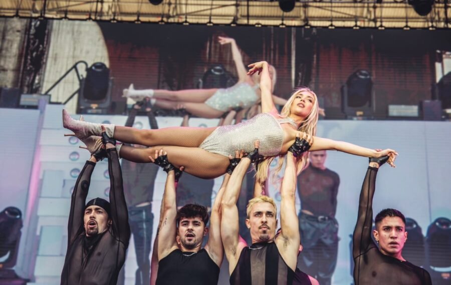 Ana Mena encanta público no Festival O Son do Camiño, na Espanha