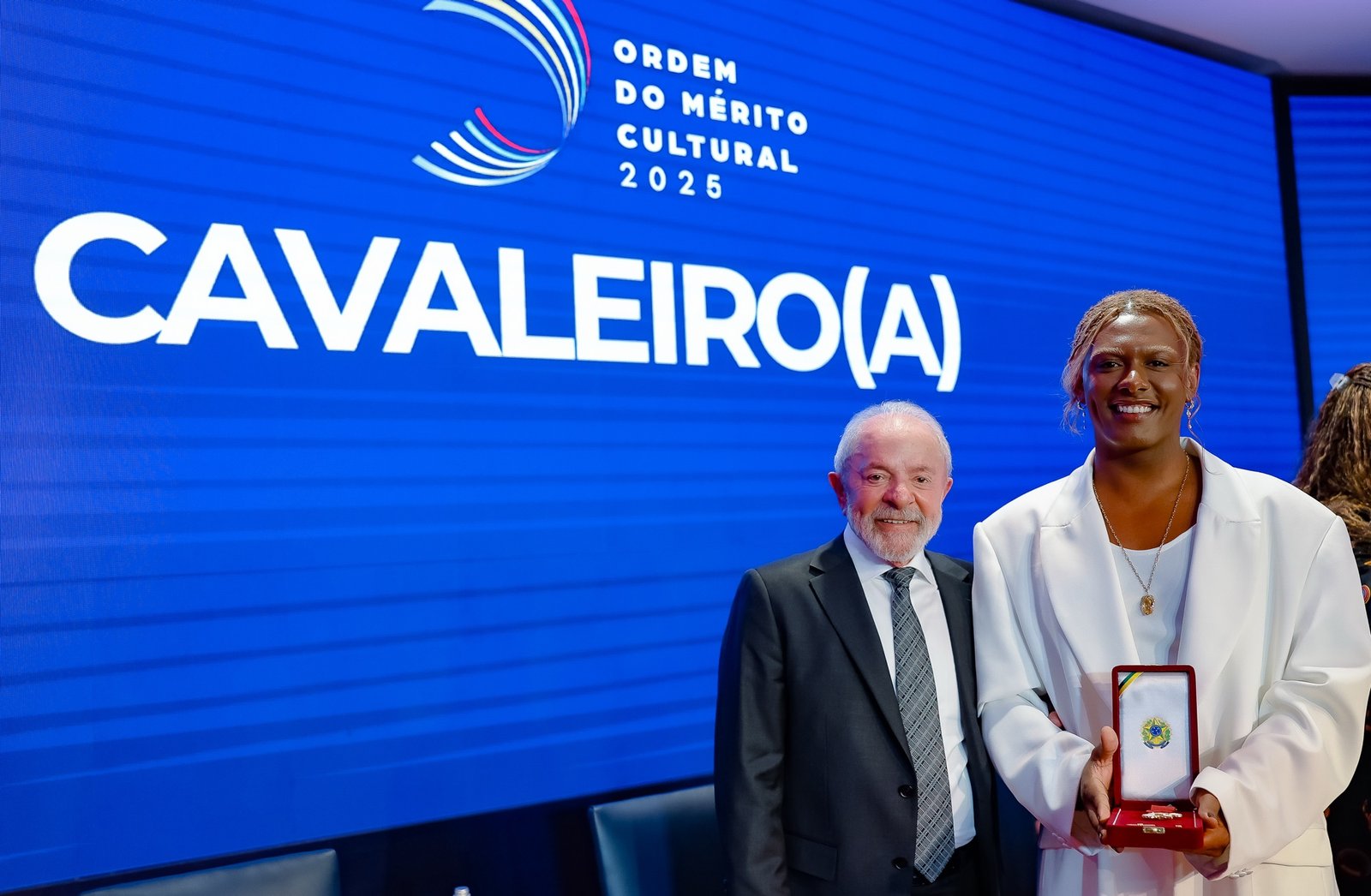 Liniker recebe honraria do Ministério da Cultura em cerimônia da Ordem do Mérito Cultural (OMC) Liniker foi homenageada nesta terça-feira, dia 20 de maio, com a Ordem do Mérito Cultural (OMC), uma das mais importantes condecorações do setor no Brasil, concedida pelo Ministério da Cultura.