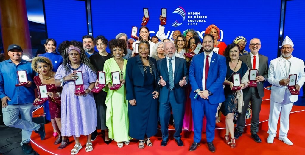 Liniker é homenageada com medalha do Ministério da Cultura