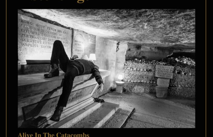 Queens of the Stone Age (QOTSA) lança "Alive in the Catacombs" nesta sexta 13